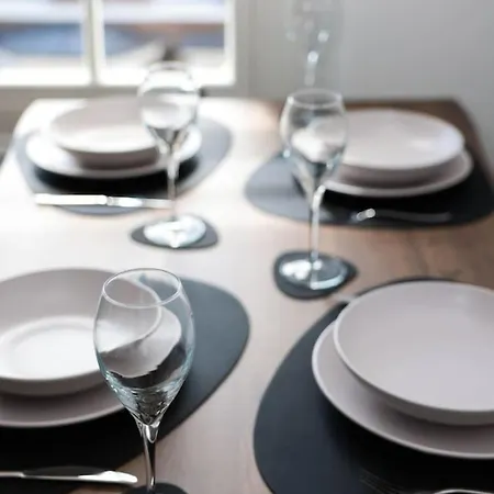 Minister Penthouse By Furnished Races, Access Close To Train Station * York