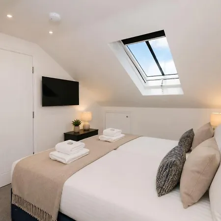 Minister Penthouse By Furnished Races, Access Close To Train Station York