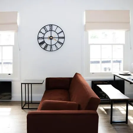 Minister Penthouse By Furnished Races, Access Close To Train Station * York