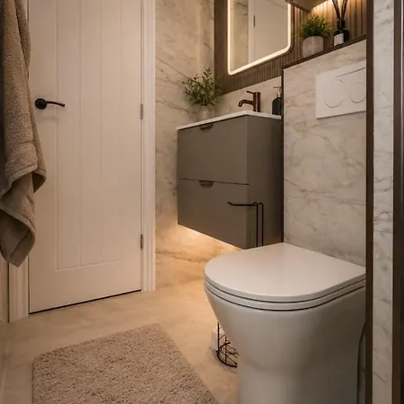 Minister Penthouse By Furnished Races, Access Close To Train Station * York