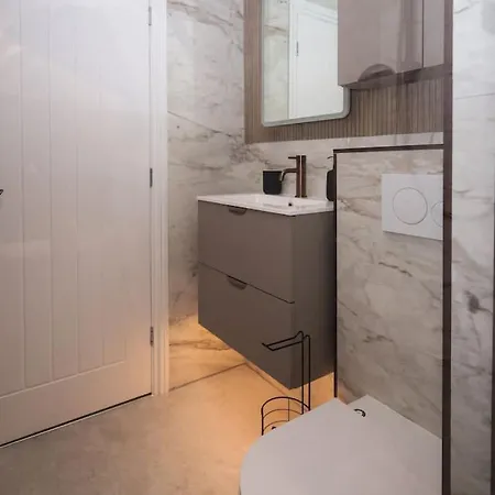 Minister Penthouse By Furnished Races, Access Close To Train Station Apartamento York