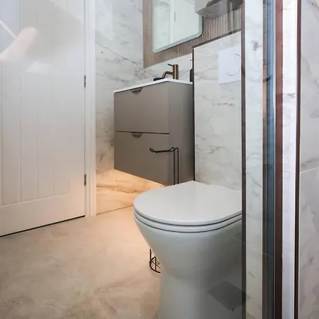 Apartament Minister Penthouse By Furnished Races, Access Close To Train Station