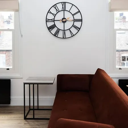 Minister Penthouse By Furnished Races, Access Close To Train Station *