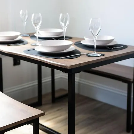 Minister Penthouse By Furnished Races, Access Close To Train Station * York