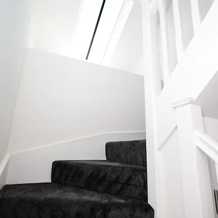 Minister Penthouse By Furnished Races, Access Close To Train Station York